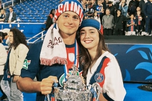 星空体育官方入口-陪你捧杯巴黎夺法国杯，内维斯与19岁女友甜蜜捧杯羡煞旁人