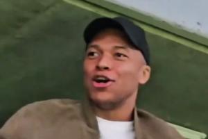 星空体育-巴尔韦德破门后，看台上的姆巴佩挥舞双拳大喊庆祝