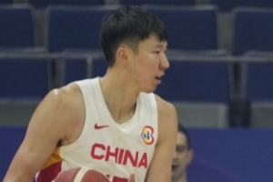 周琦：国家队要靠整体的力量 没法靠一个人去改变一场球