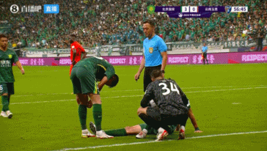 星空体育官方入口-愿无恙！吴少聪无对抗情况下倒地示意受伤，随后被冯博轩换下