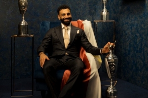 星空体育在线登录-利物浦社媒晒萨拉赫与三座PFA奖杯合照：埃及国王