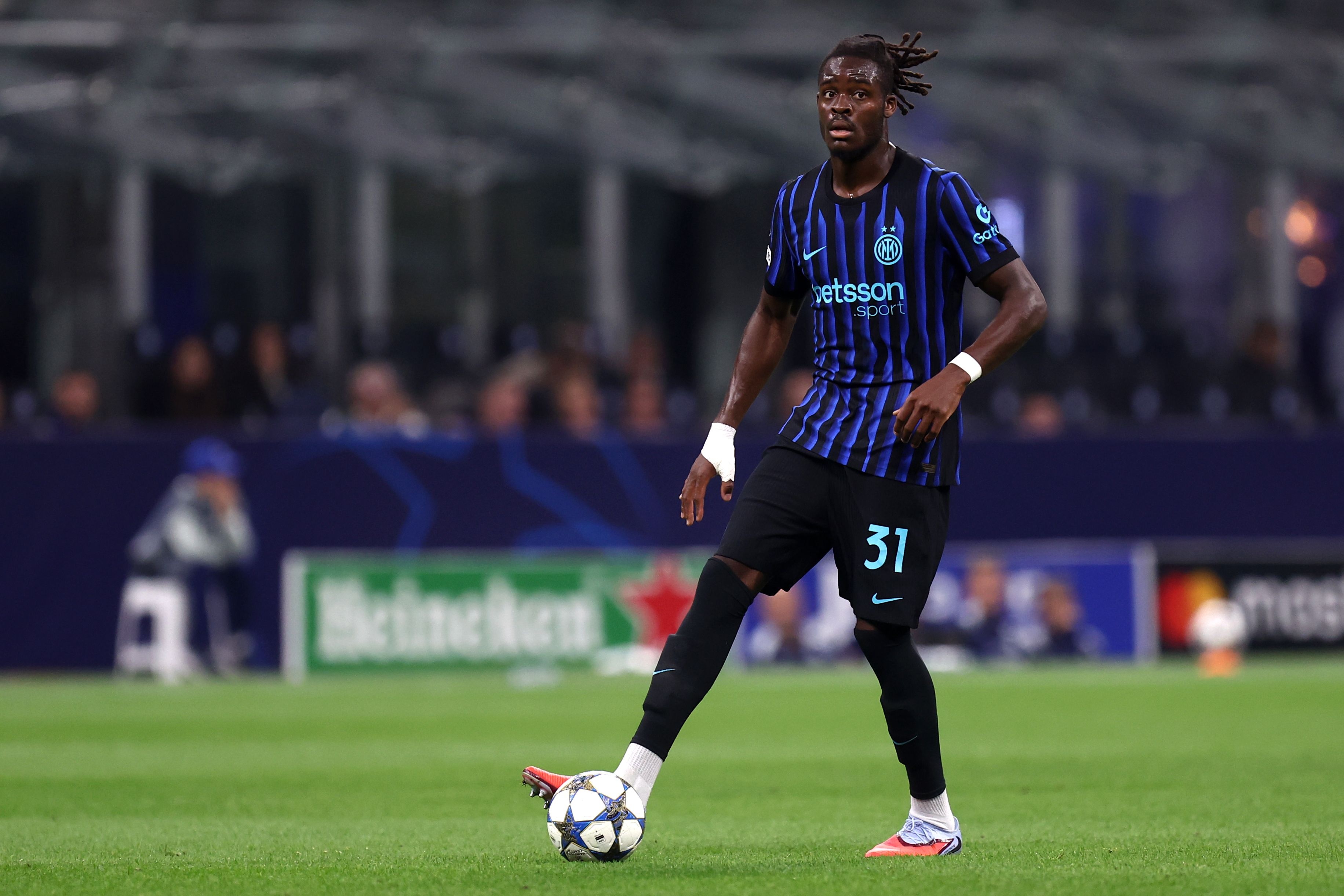 星空体育官方入口-德媒：拜仁在关注国米后卫比塞克，但尚未与球员本人接触